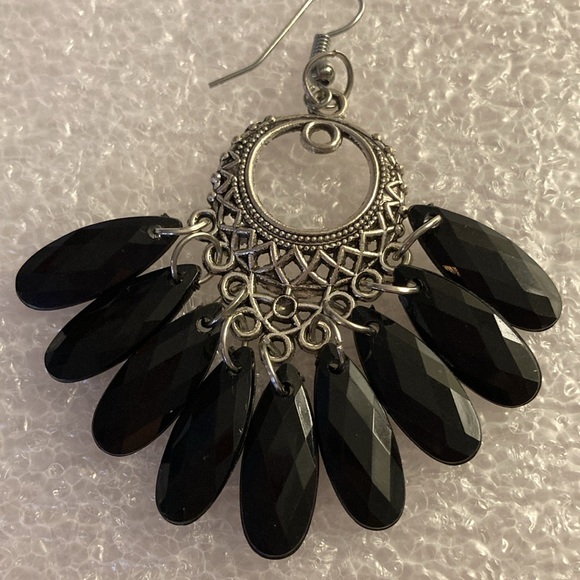 NWOT - Silvertone Black Acrylic Faceted Oval Beaded Dangle Drop Pierced Earrings - Picture 3 of 9